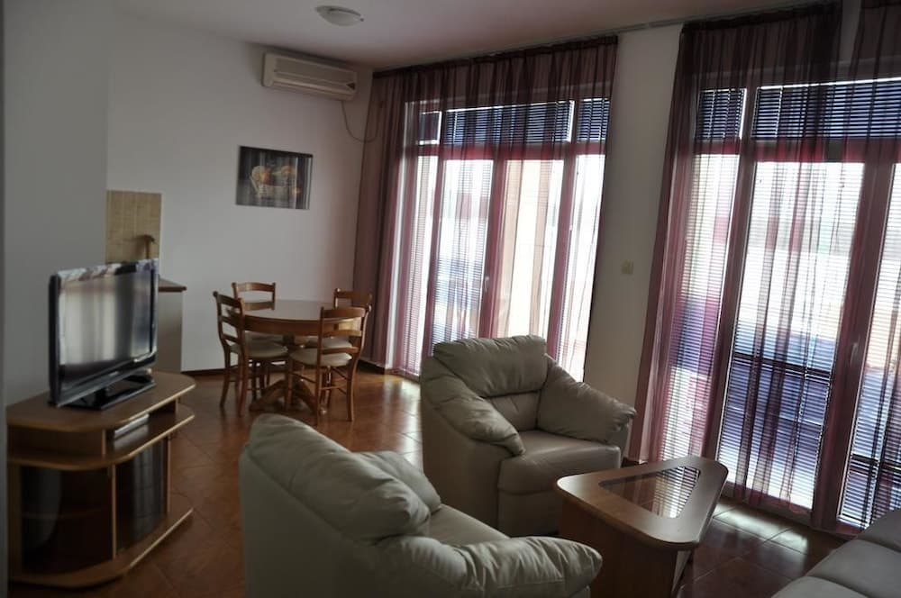 Adeona apartments - On the beach