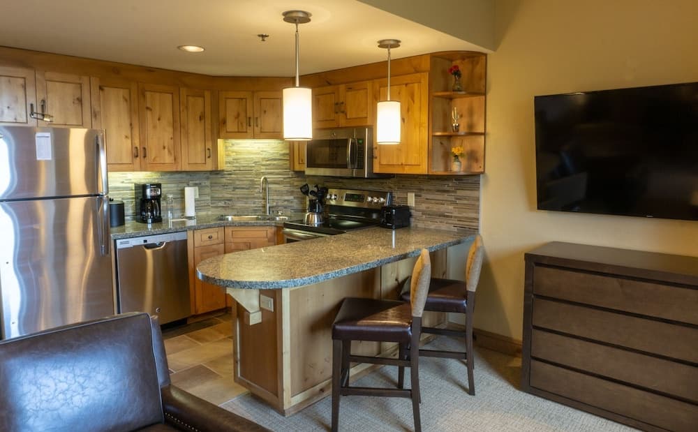 Studio Steps to Red Pine Gondola & Canyons Village by RedAwning