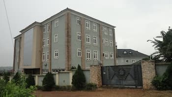 Stage 5 Hotel and Suites