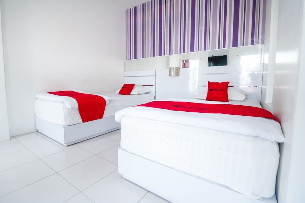 RedDoorz near Terminal Batu Ampar