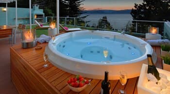 Amazing 3 Bedroom Apartment with Lake Views & Hot Tub TD7