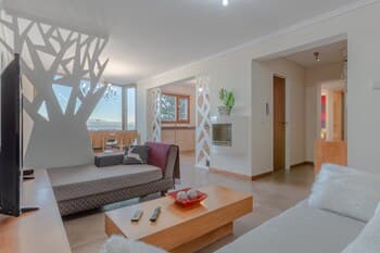 Stunning 3 Bedrooms Apartment with Jacuzzi and Lake Views TD8