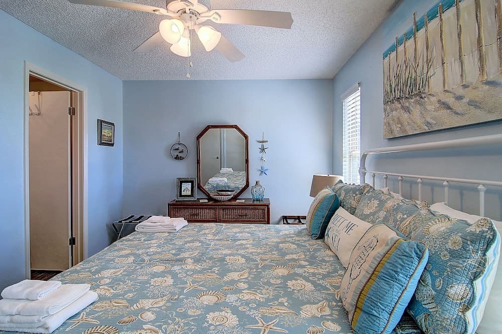 Courtyard #219 1 Bedroom Condo by Redawning