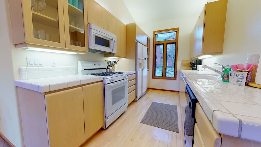 Snowcreek V 933 Bright and Spacious, Private BBQ, Washer Dryer, Pet-Friendly by RedAwning