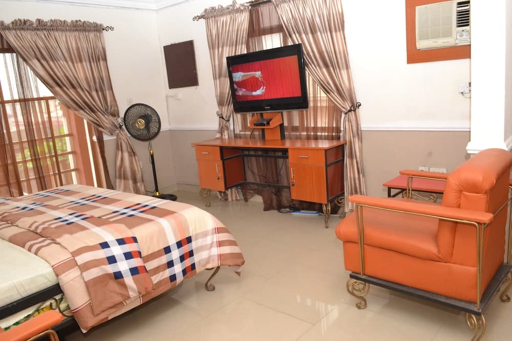 Aquatic Suites & Lounge