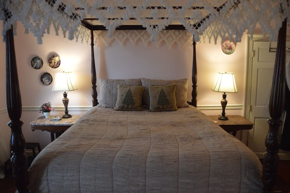 The Richard Johnston Inn & 1890 Caroline House