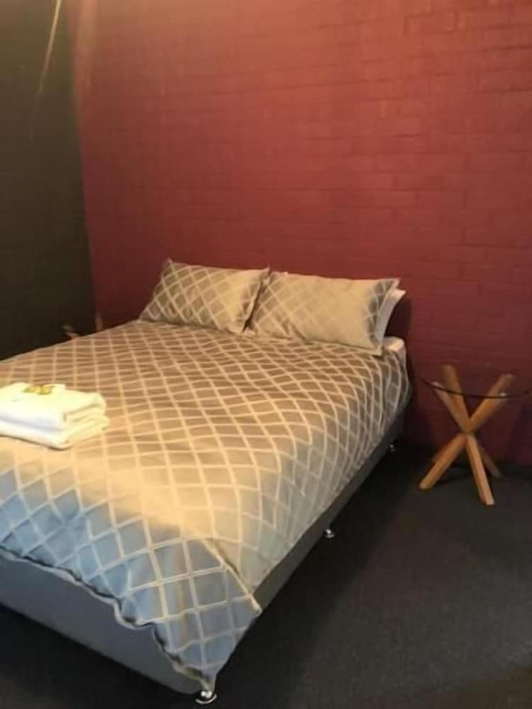 Bull 'n' Bush Hotel Motel