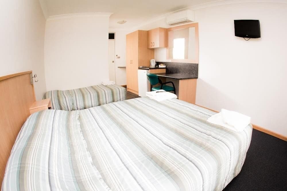 Bull 'n' Bush Hotel Motel