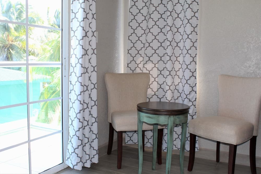 Barefoot Caye Caulker Hotel