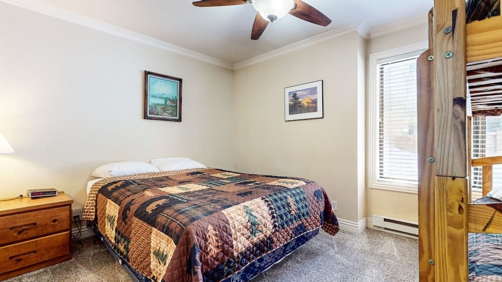 Horizons 4 165 Updated Condo, Walk to Town, On Shuttle Route to Lodges by RedAwning