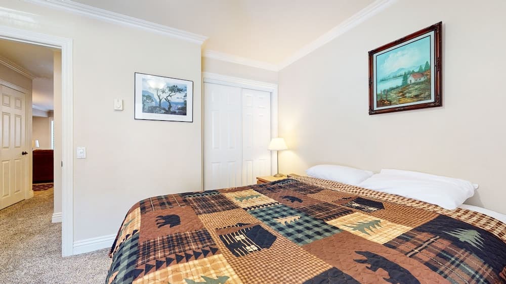 Horizons 4 165 Updated Condo, Walk to Town, On Shuttle Route to Lodges by RedAwning