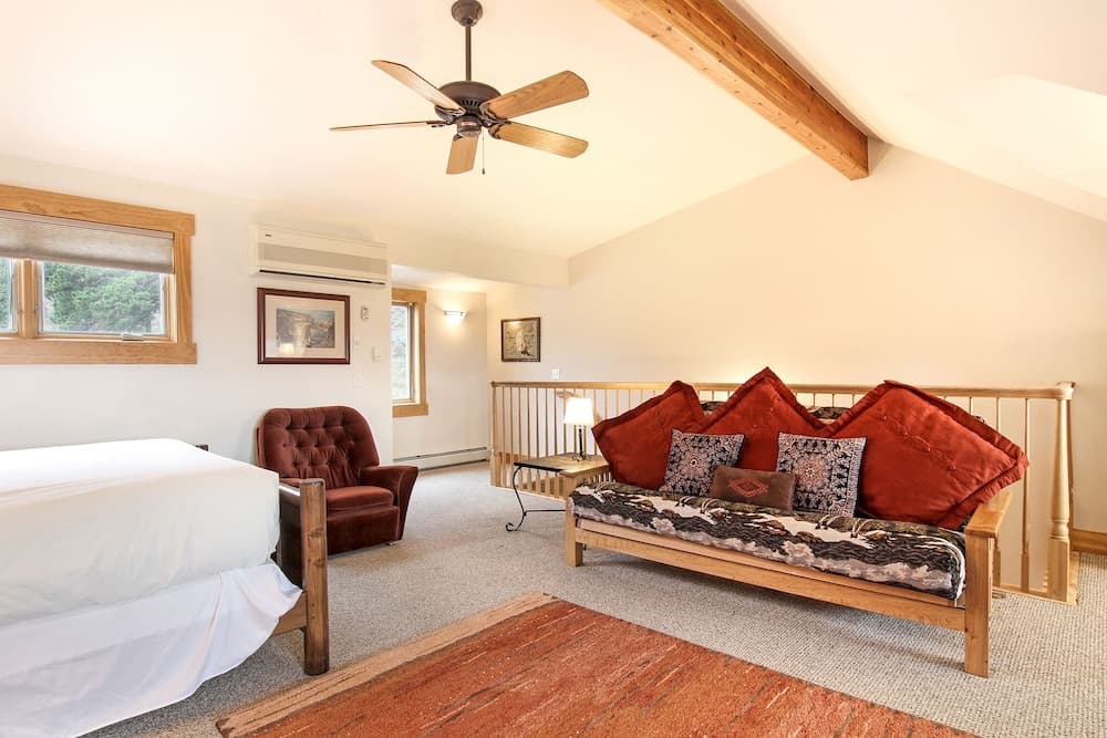 Mount Chapin S4 2 Bedroom Condo by RedAwning