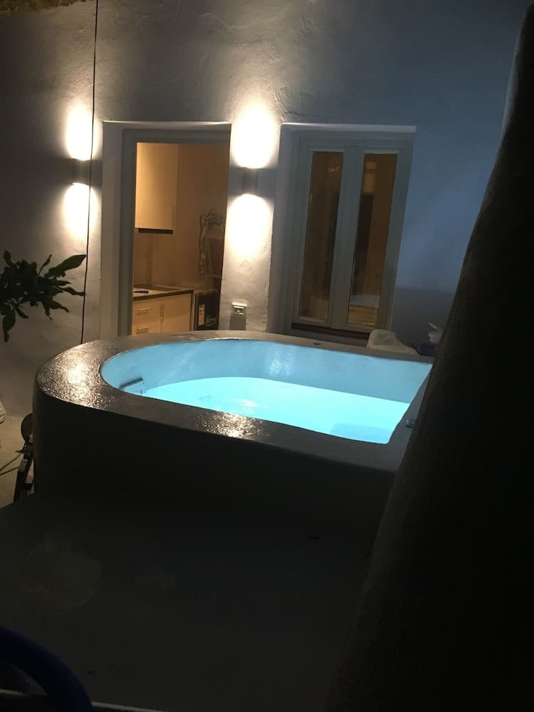 The Muse Of Santorini - Hot Tub Suites