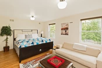 Racpanos Modern Stay on Forrest Street