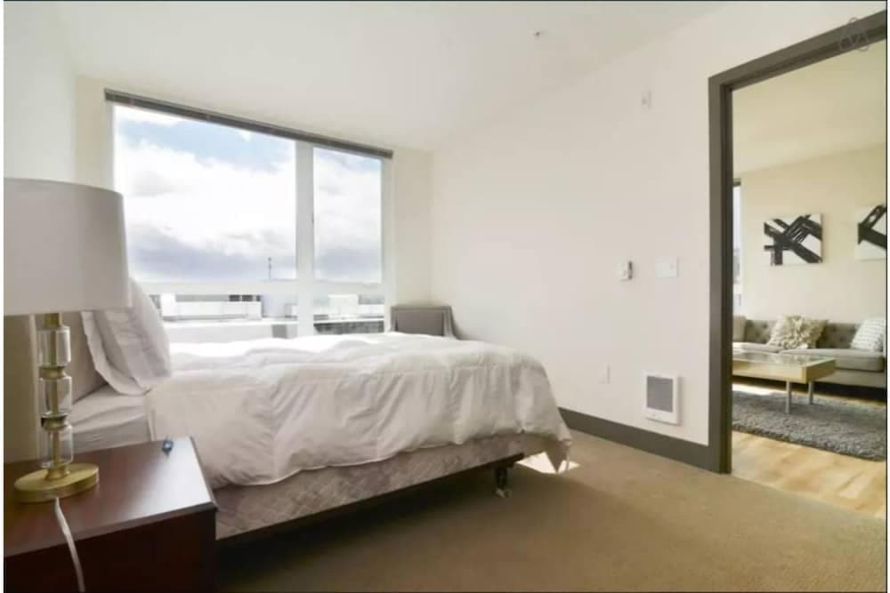 2bd2bath Waterfront Home in Hrt of SEA