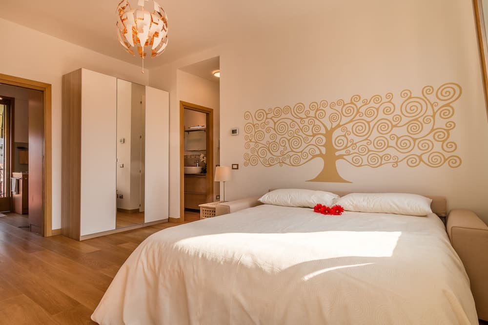 Sunny Canal View in Venice Chic Movida