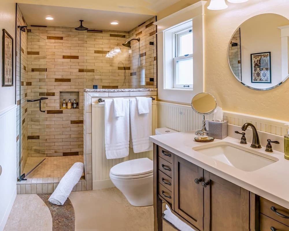 Redtail Suites~'red' Mccall Suite~tesla Station