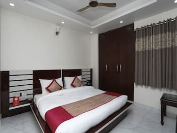 OYO Flagship 13847 HCMR Complex