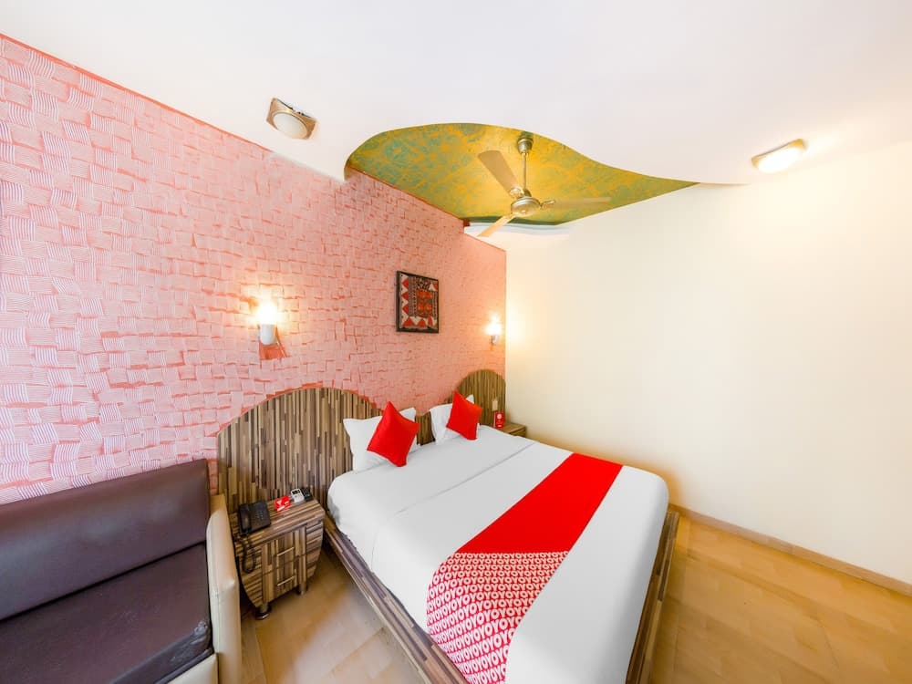 OYO 13931 Hotel Neeta's Inn