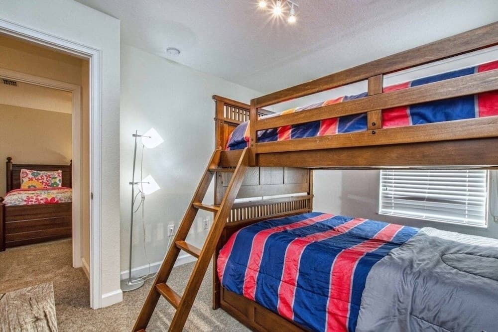 4912cg 5 Bedroom Home by RedAwning