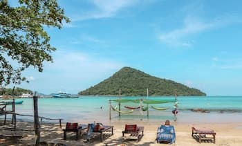 Yellow Moon M23 Hostel