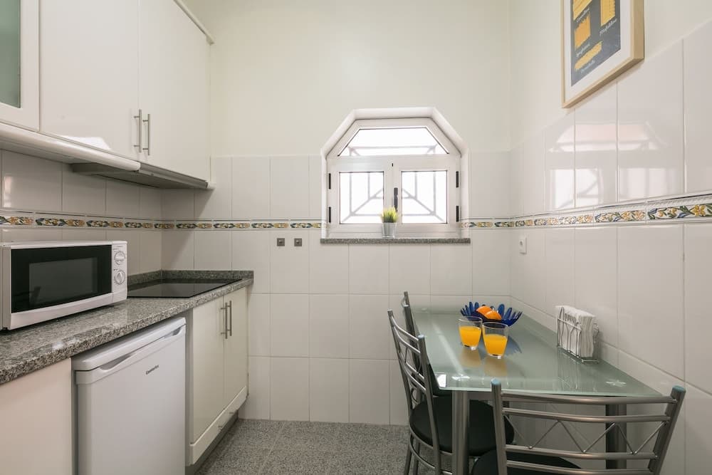 Apartamento A Francos Artist Painting 2