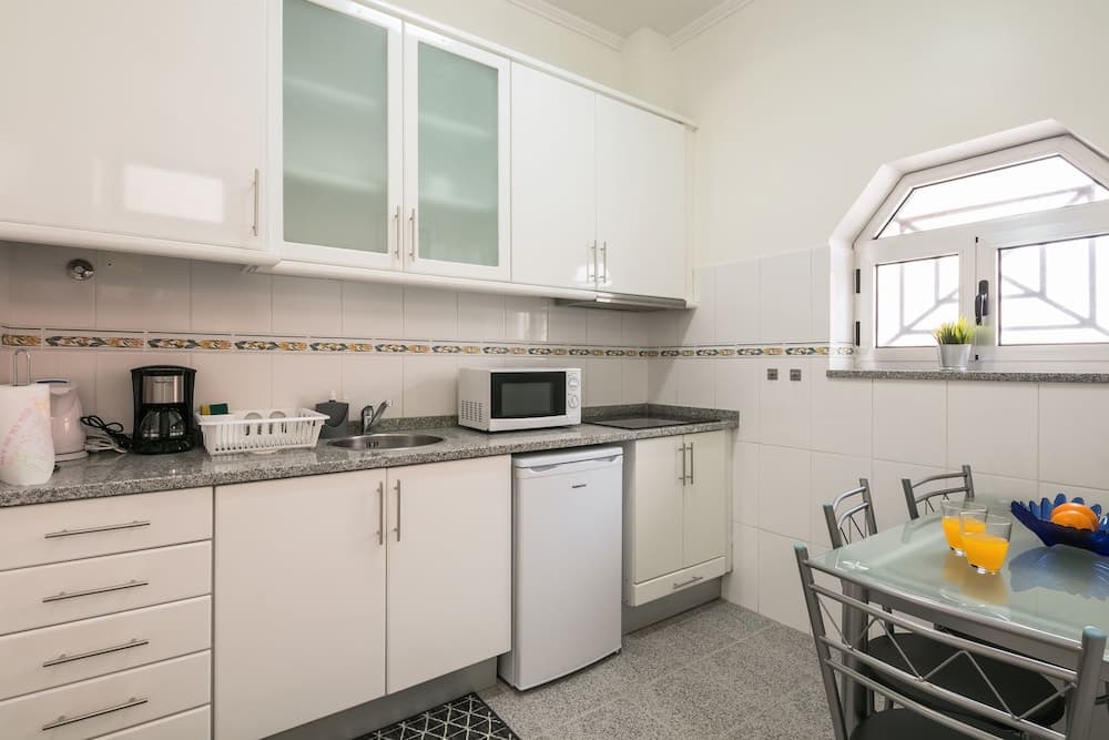 Apartamento A Francos Artist Painting 2