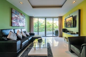 Nakalay Palm by Lofty