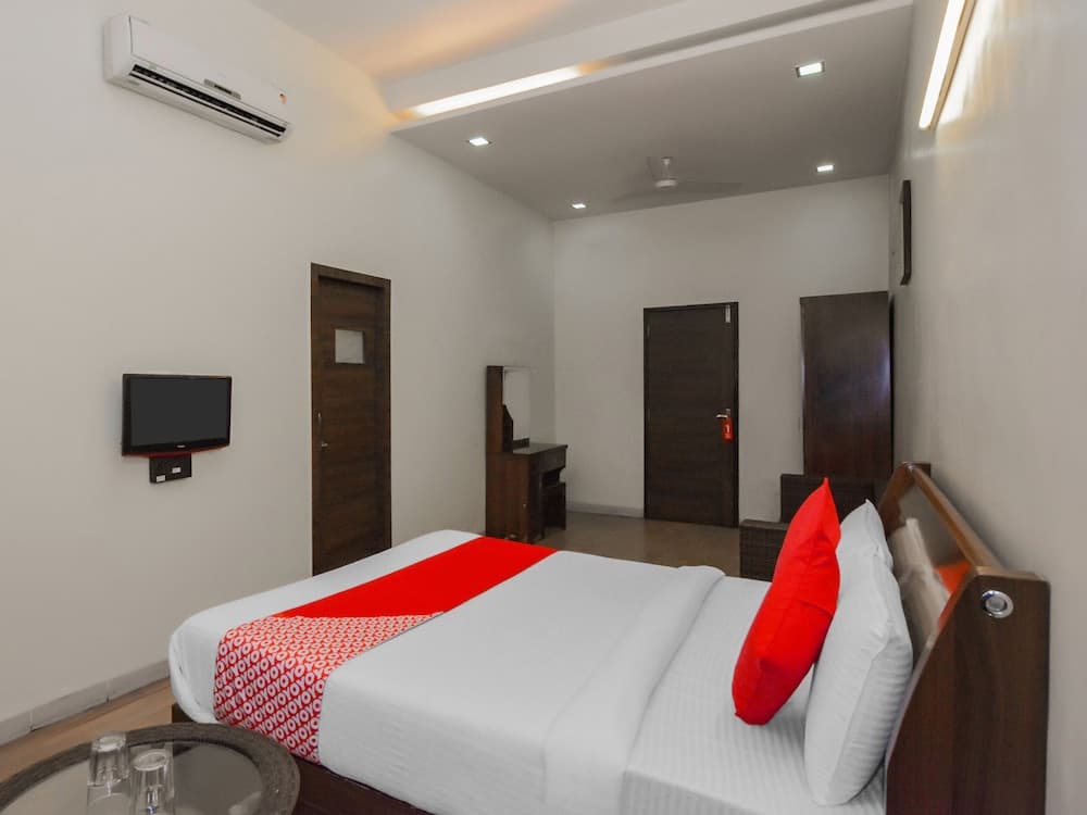 OYO 18912 Popular Hotel