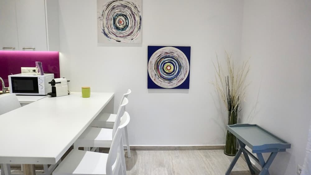 Spacious Modern Apt in Athens near Metro