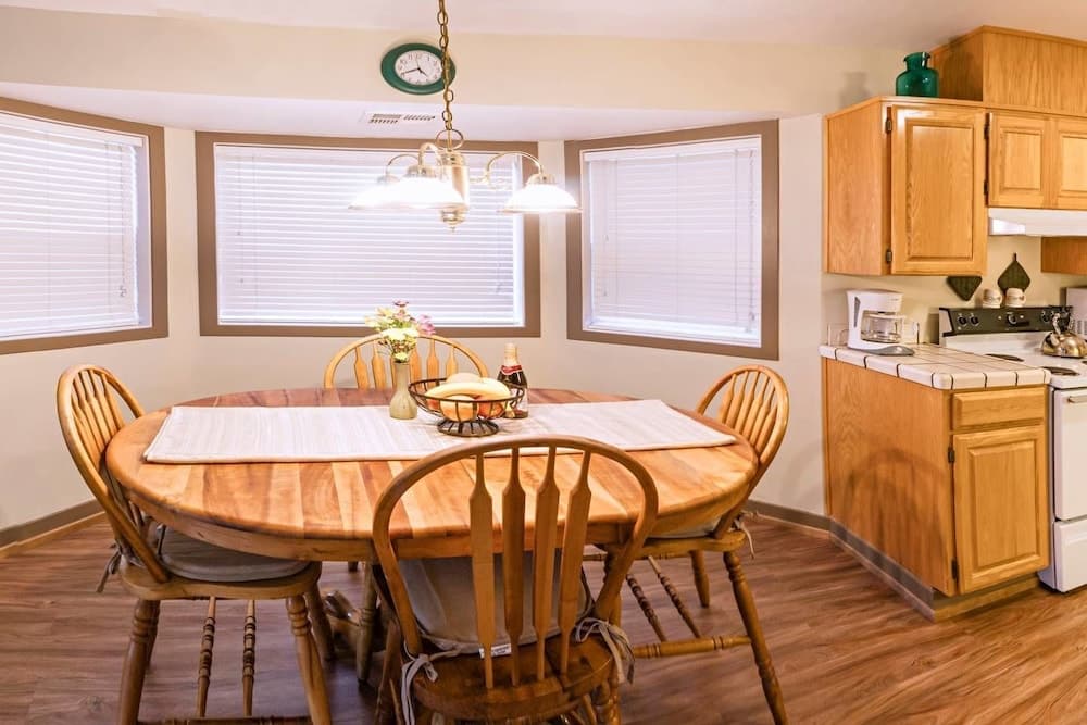 Oak Lawn Cottage ~ 1.5 Blocks to OSF