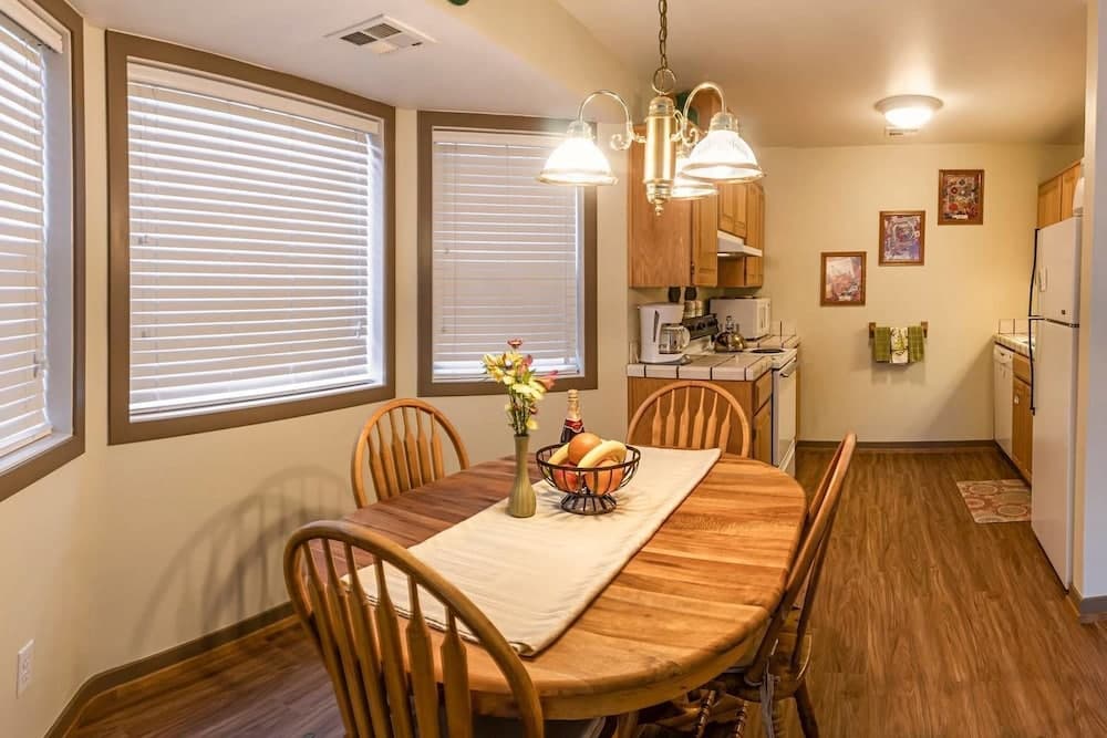 Oak Lawn Cottage ~ 1.5 Blocks to OSF