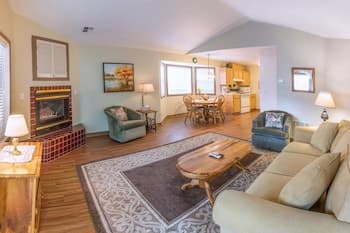 Oak Lawn Cottage ~ 1.5 Blocks to OSF