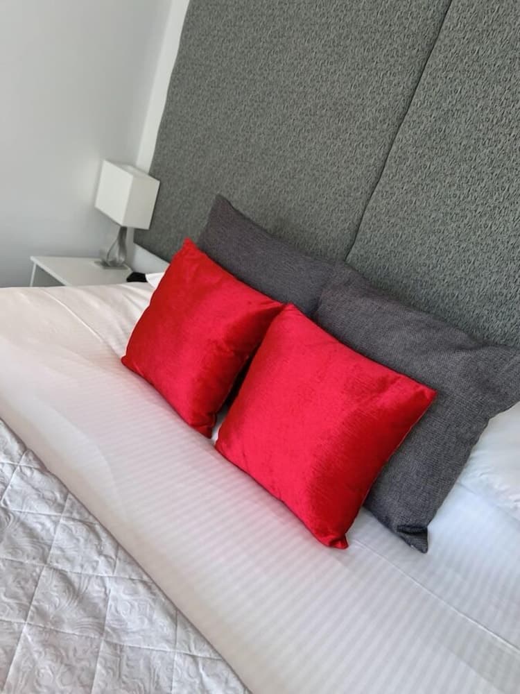 High Hedges Apartments