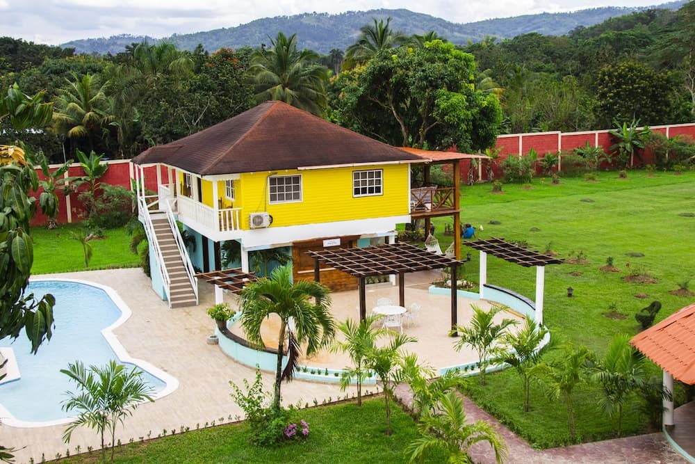 Hotel Rancho Guacamayos