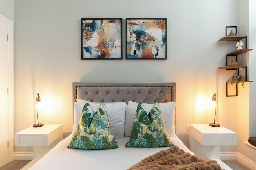 Elliot Oliver - Stylish 2 Bedroom Town Centre Apartment