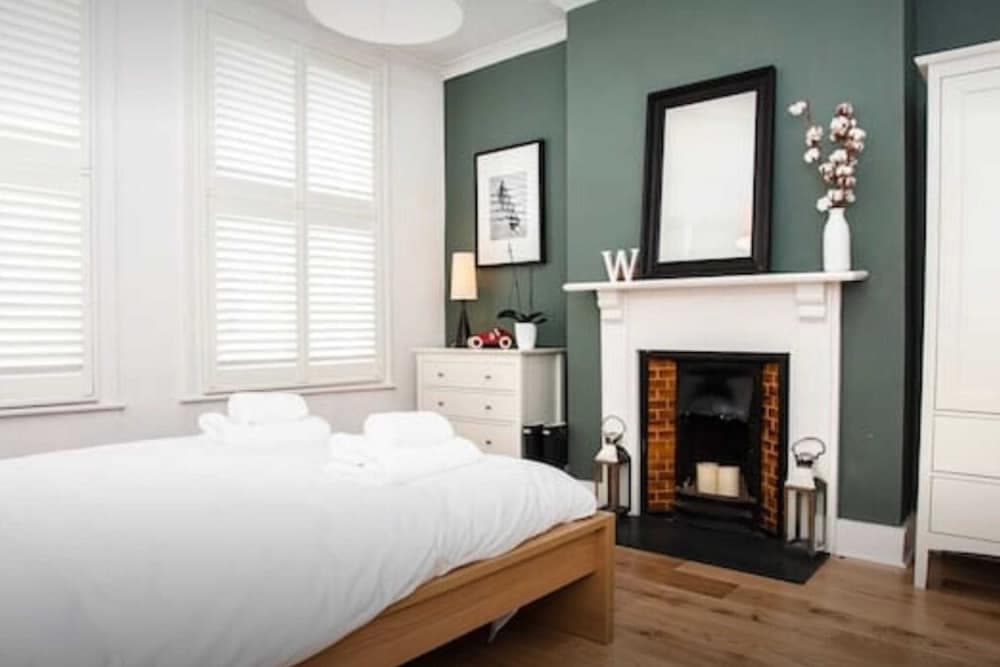 Stylish Newly Refurbished 2 Bedroom Flat With Terrace