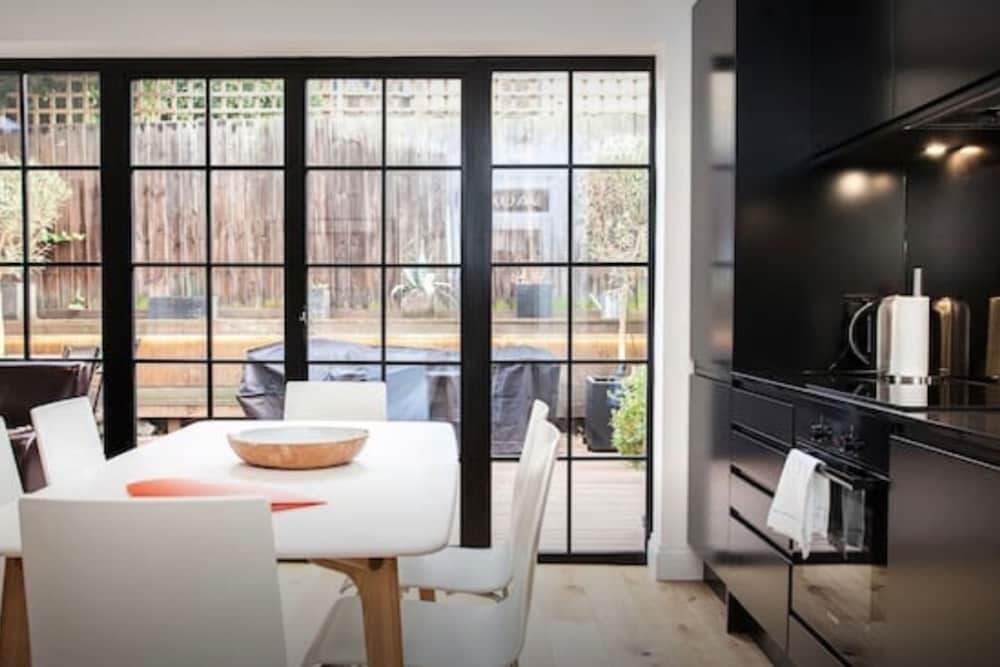 Stylish Newly Refurbished 2 Bedroom Flat With Terrace