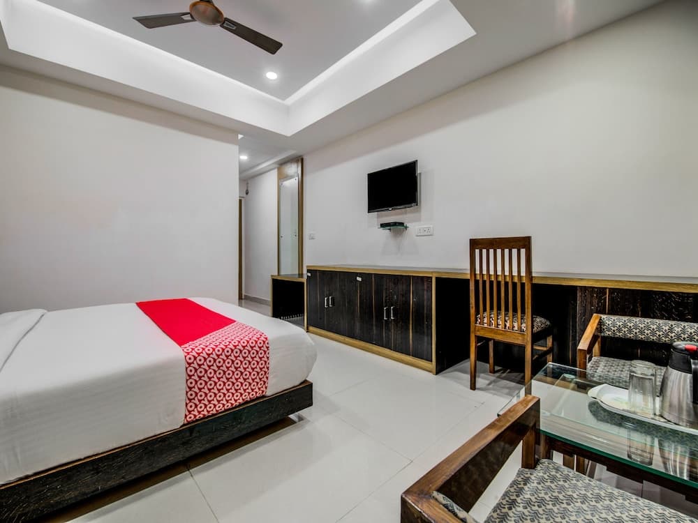 OYO 18542 Petals Inn