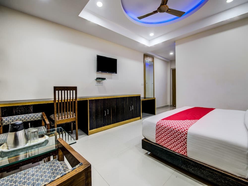 OYO 18542 Petals Inn