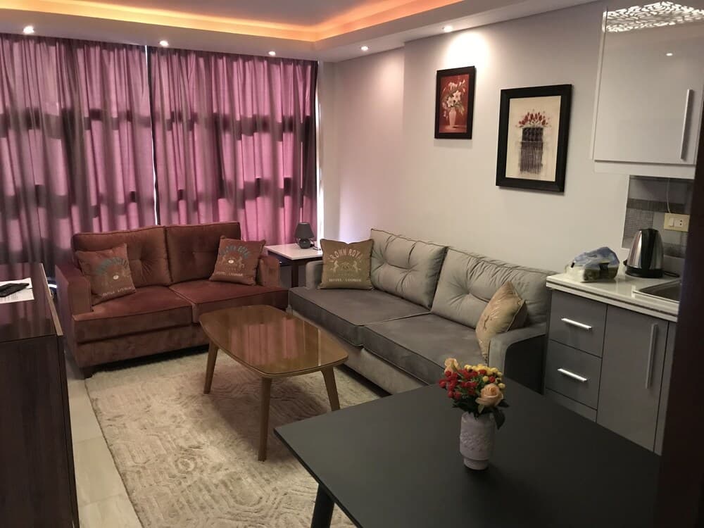 Crown Royal Hotel Tyr