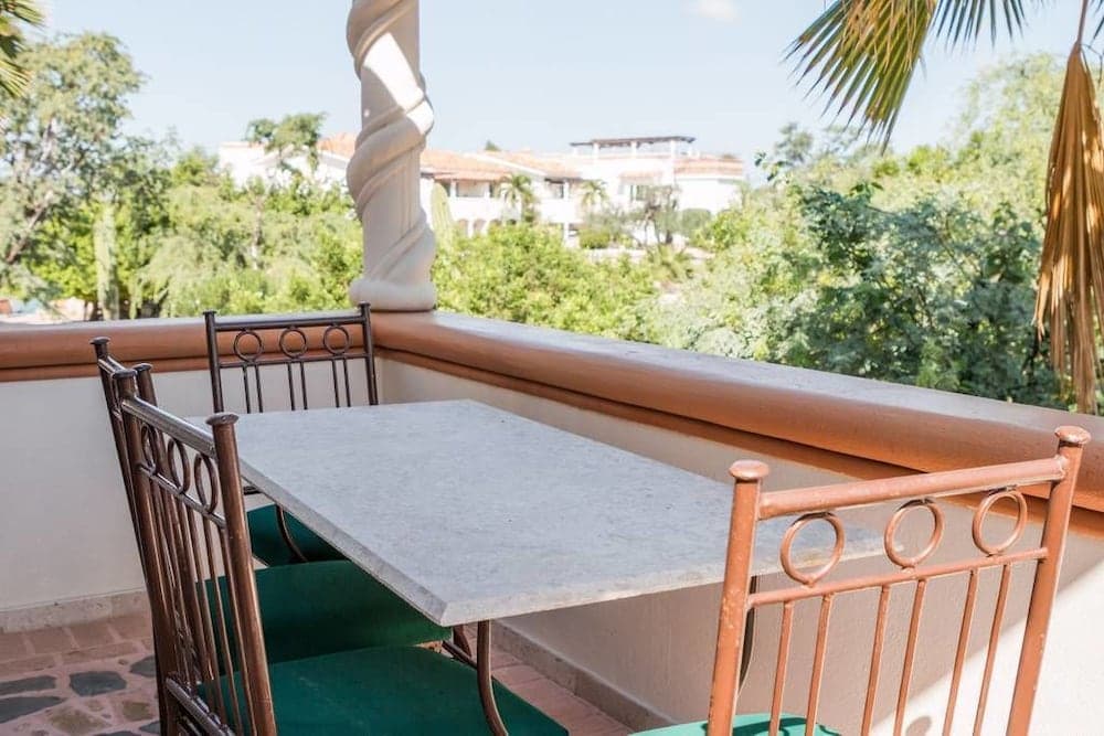 Country Club Relaxing Suite Pool