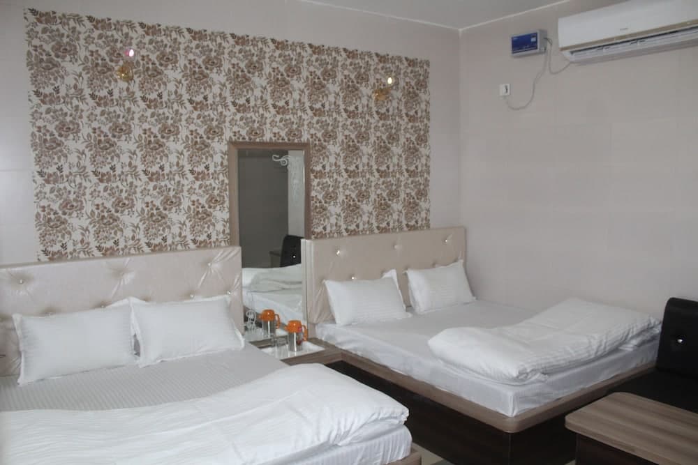 Hotel Bajaj Lake Palace