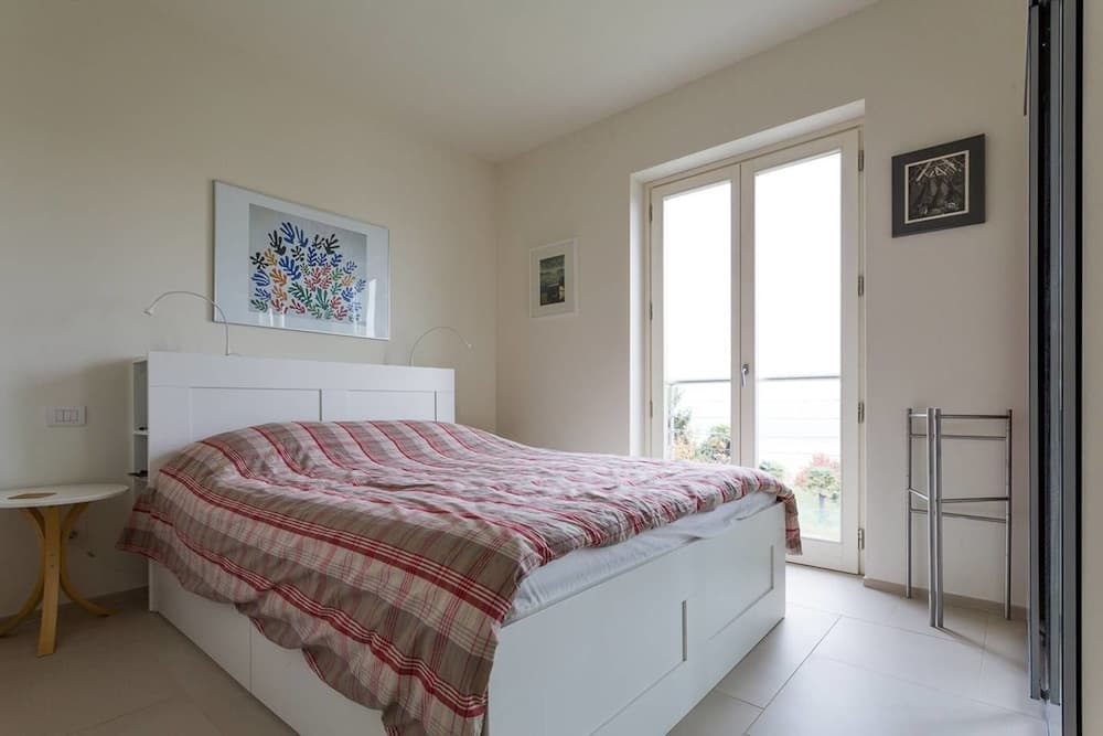 Contemporary 3 Bed Italian Lakes Villa, Lake Views, Wifi, BBQ