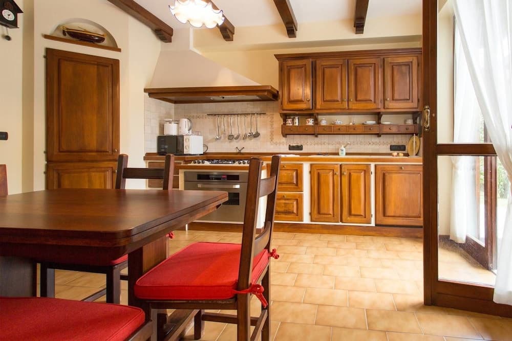 Lake Maggiore Villa With Beach Access, Near Village Centre, Wifi, BBQ