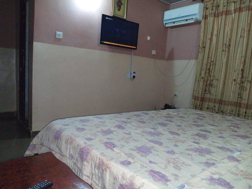 First Laurel Hotel & Suites