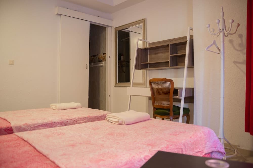 Go Bcn Hostal Ideal Badal