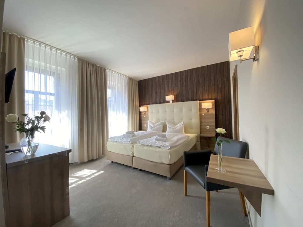 Zur Altstadt - Am Fuße der Osterburg - Gaststätte, Pension, FEWO