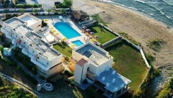 Chrisanna Apartments & Studios