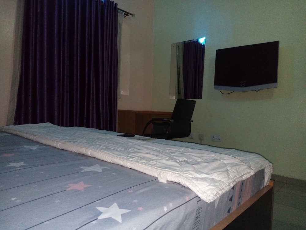 Multifield Hotel & Suites